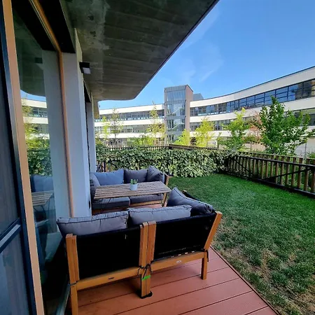 With Terrace And Free Parking דירה